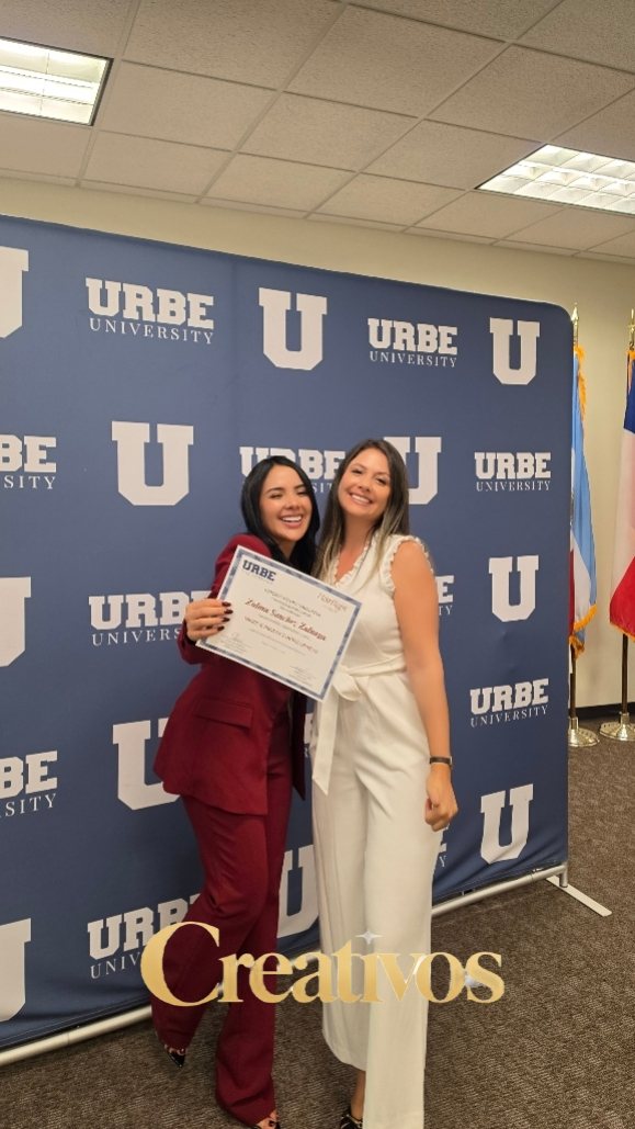 Zulma Sánchez con su certificado en la graduación de URBE University